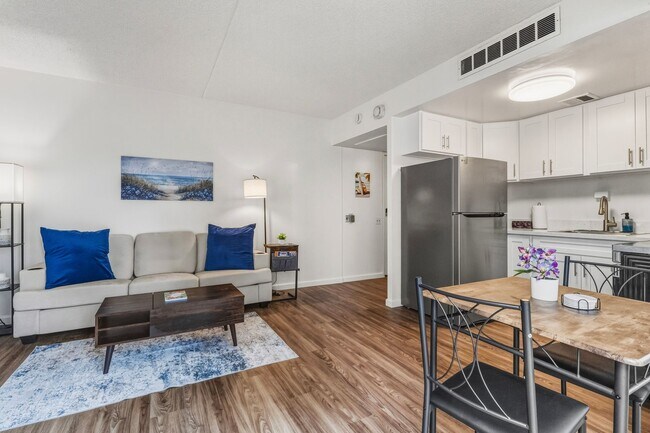 Building Photo - Downtown Honolulu Condo - AC . W/D . Full Kitchen