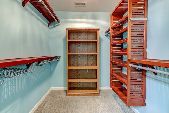 Building Photo - Gorgeous Updated 3 Bed 2.5 Bath Home w/2 C...