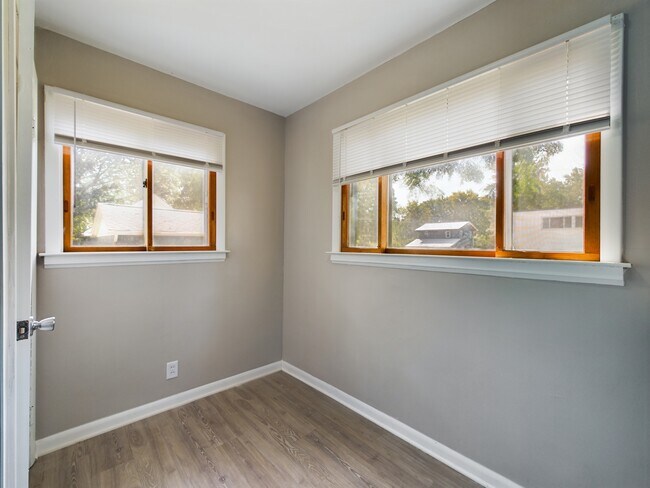 Building Photo - 112 Brady Ln