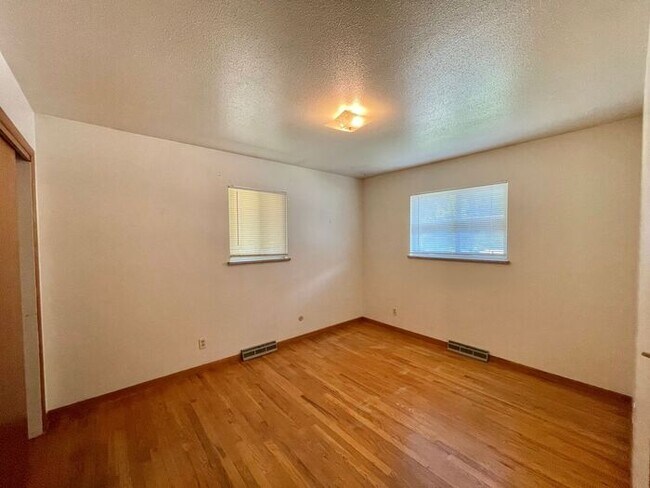 Building Photo - Spacious 3 Bedroom, 1.5 Bathroom Home in G...