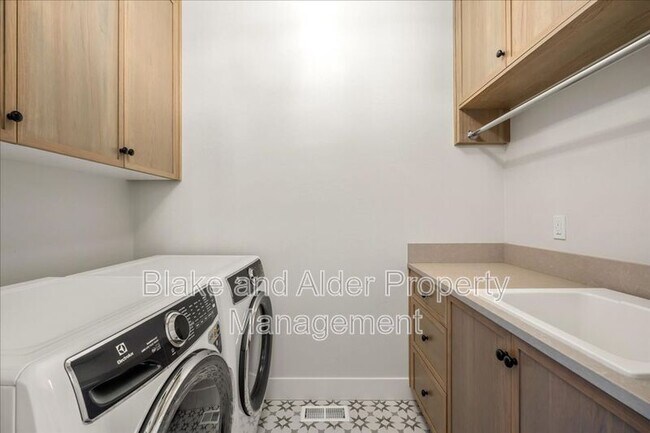 Building Photo - 496 NW Cascade Mountain Dr