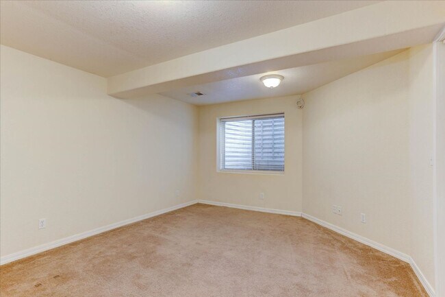 Building Photo - 930 Button Rock Dr