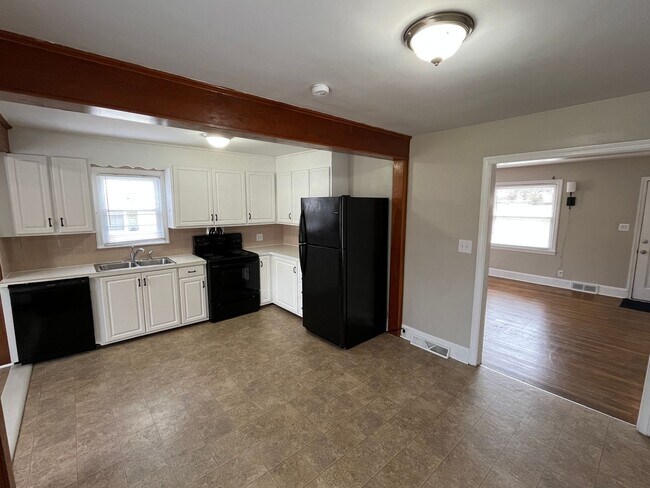 Building Photo - Charming 3-Bedroom 2-Bath with Beautiful Hardwood Floors