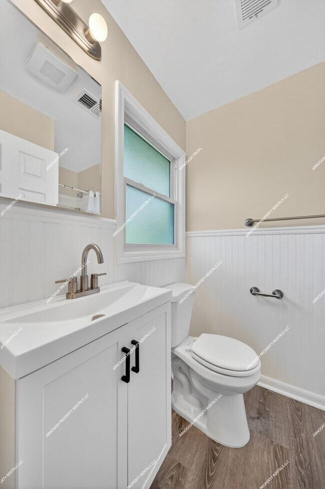 Building Photo - Rare Rental Opportunity! Fully Renovated 3-bedroom, 2-bath Brick Ranch in Farmington Hills!