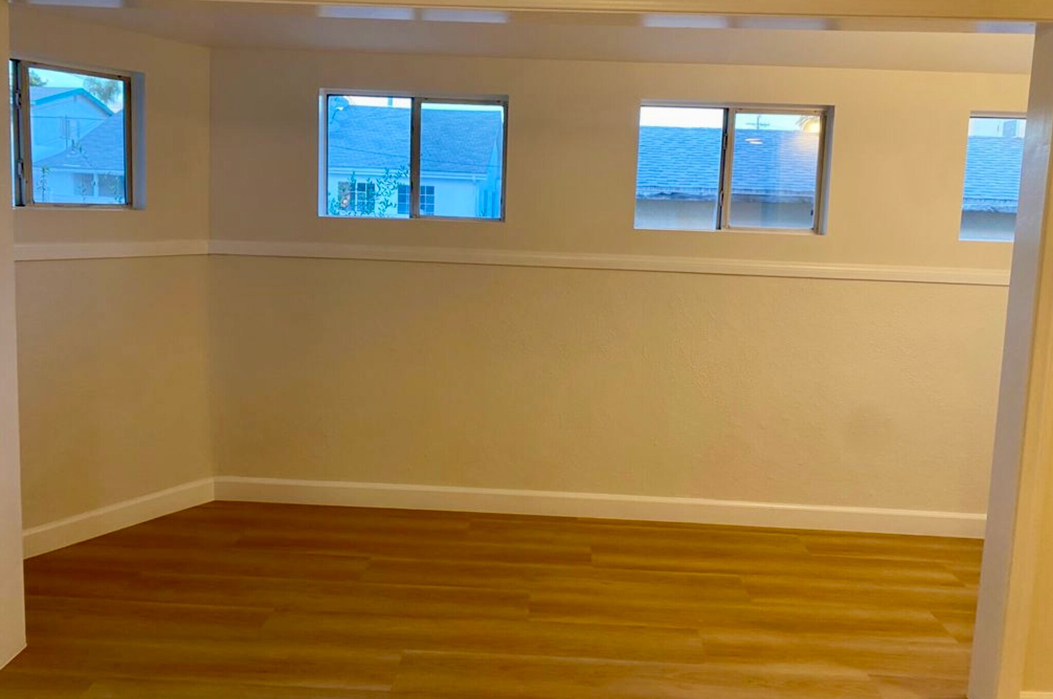 Building Photo - 1519 N Mariposa Ave