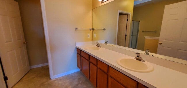Building Photo - 1354 Fox Pointe Cir