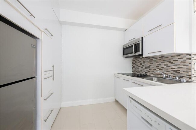 Building Photo - 207 SE 10th Ter