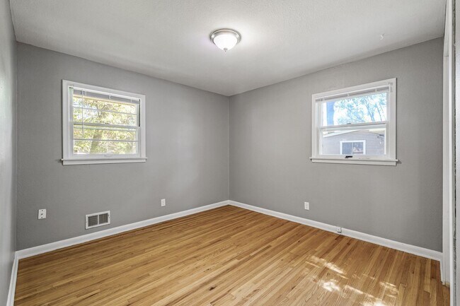 Building Photo - Gorgeous Shoreview House 3BR 1 Bath  Available Early May!