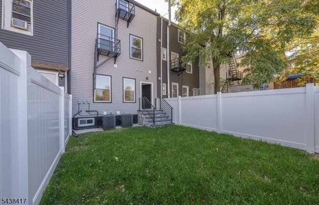 Building Photo - 1119 Hampton Pl