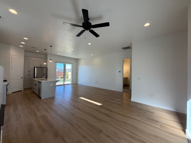 Building Photo - SPACIOUS PATIO HOME FOR RENT!