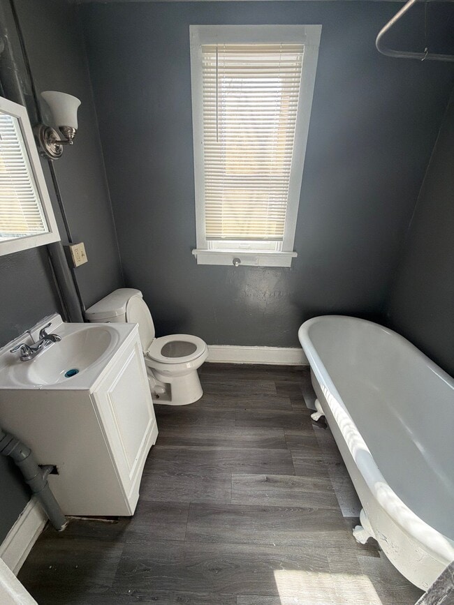 Building Photo - 644 Thomas Ave W