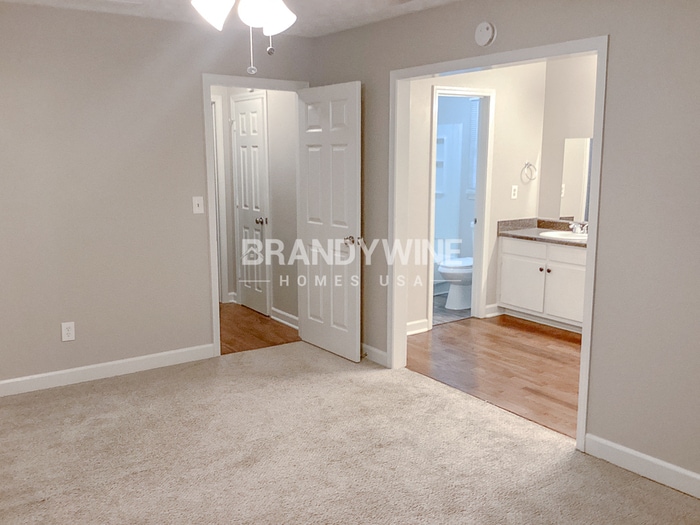 Building Photo - 916 S Deshon Rd