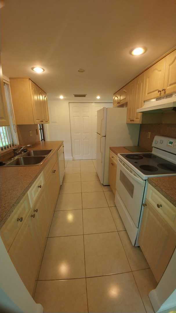 Building Photo - Great Renovated 3/1 |  Quiet family neighb...