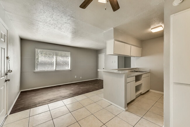 Larger One bedroom - 4716 Sycamore St