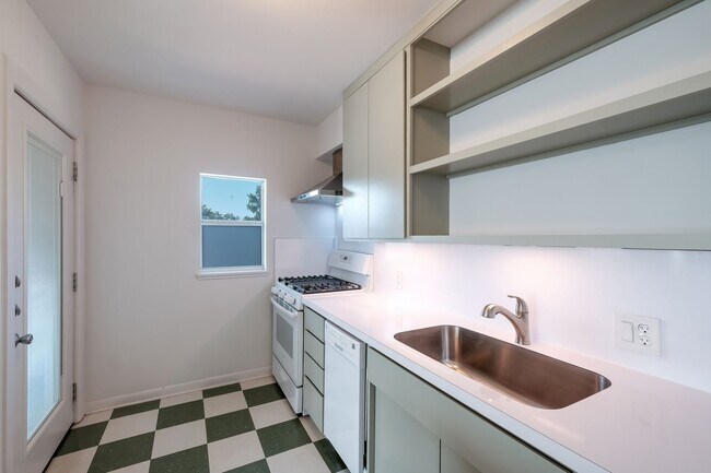 Building Photo - Renovated 1/1 Mid-Century Gem in Historic Monte Vista