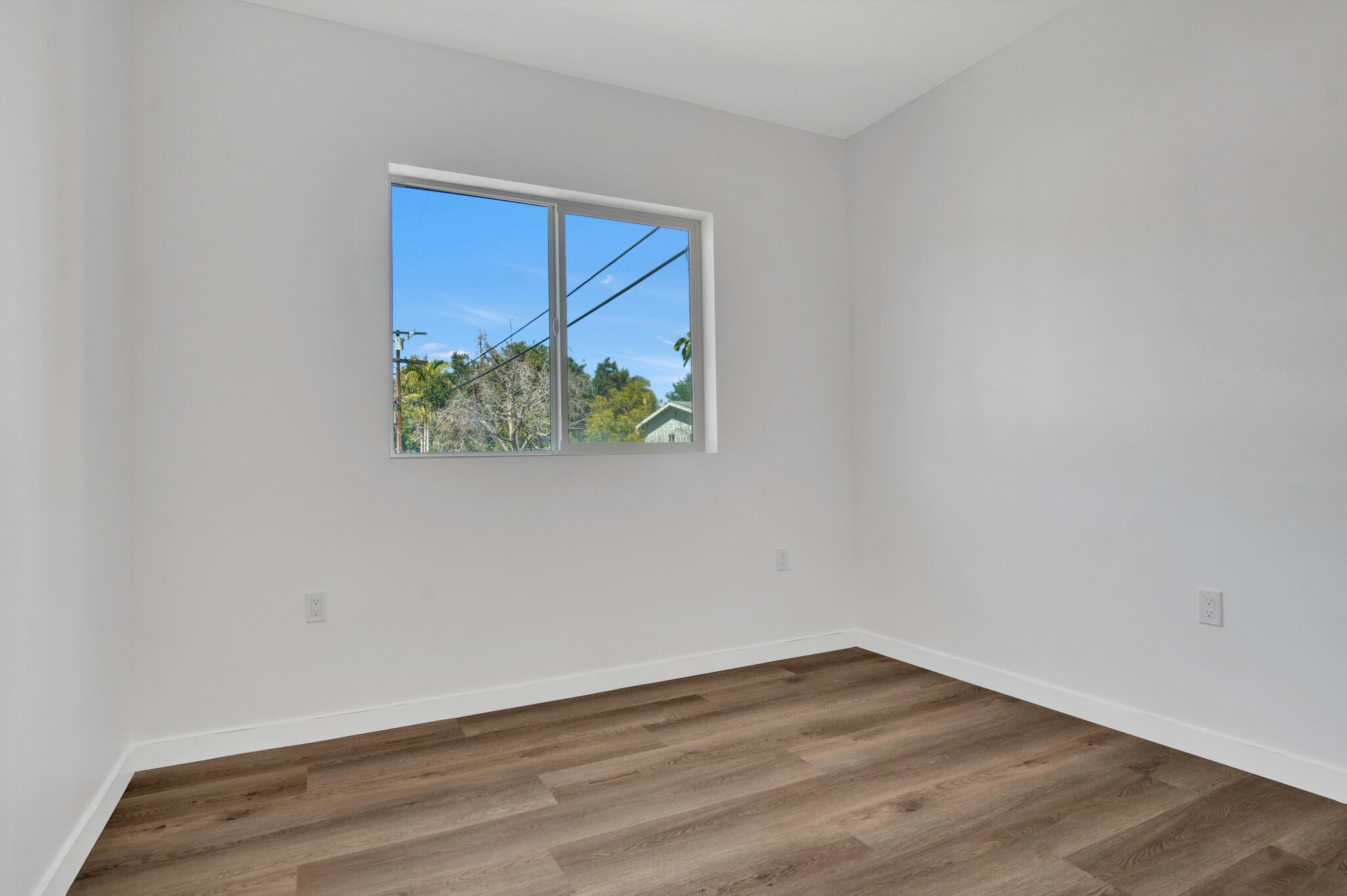Building Photo - 13804 Moorpark St