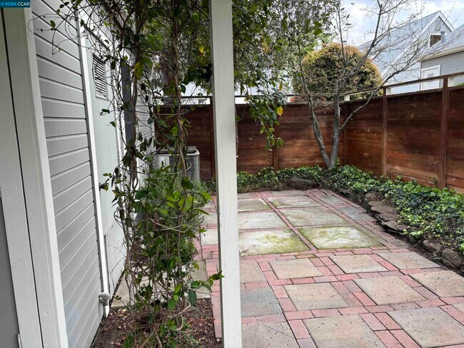 Building Photo - 1602 Somerset Pl