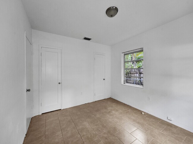 Building Photo - 3226 Oak Ave