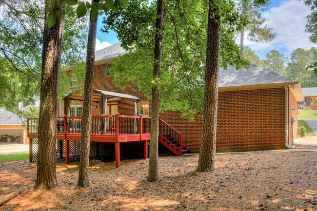 Building Photo - 4 bedroom 3 full bathroom home in heart of...