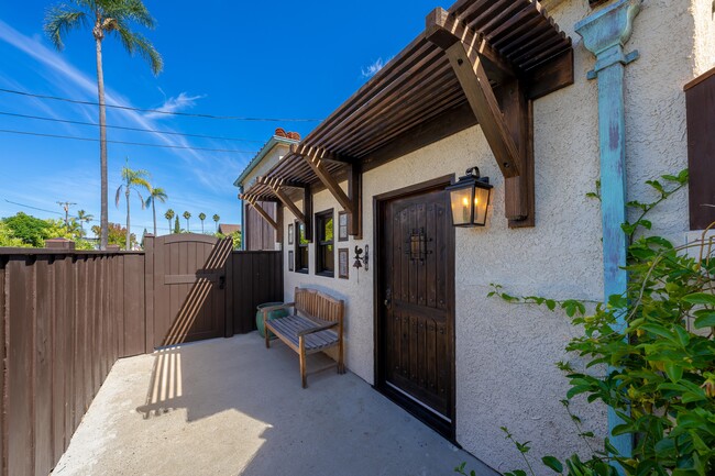 private front courtyard with coded gate - 2852 Redwood St