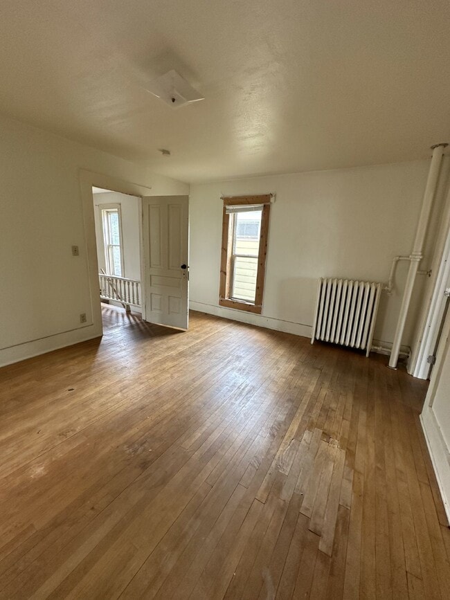 Building Photo - Exciting 4 Bed 1 Bath close to UWEC!