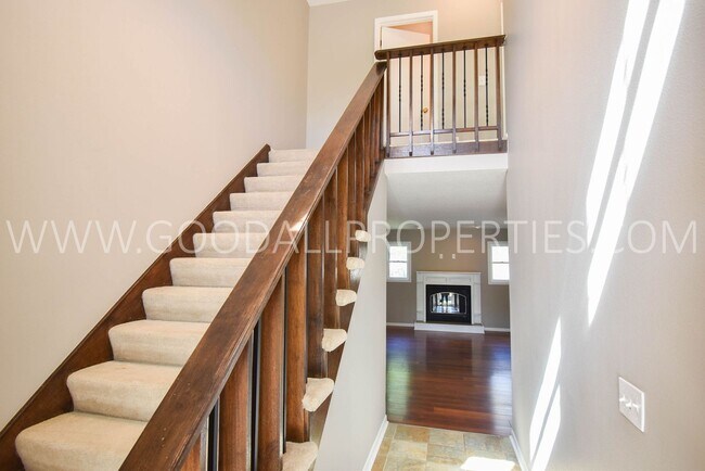 Building Photo - 3 Bed 2.5 bath Home with a fully fenced yard in West Des Moines with a 2-Car attached garage