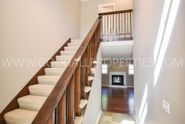Building Photo - 3-Bedroom, 2.5-Bath Home in West Des Moines with Fully Fenced Yard & 2-Car Attached Garage