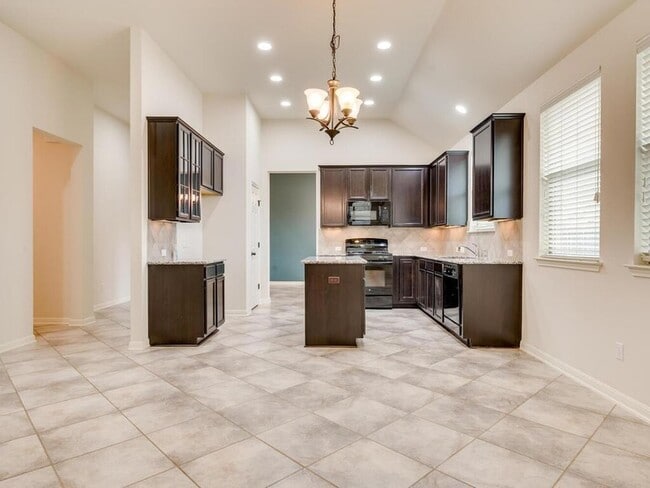 Building Photo - 2200 Hilltop Climb Dr