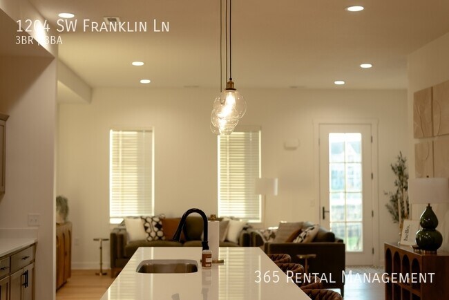 Building Photo - 1204 SW Franklin Dr