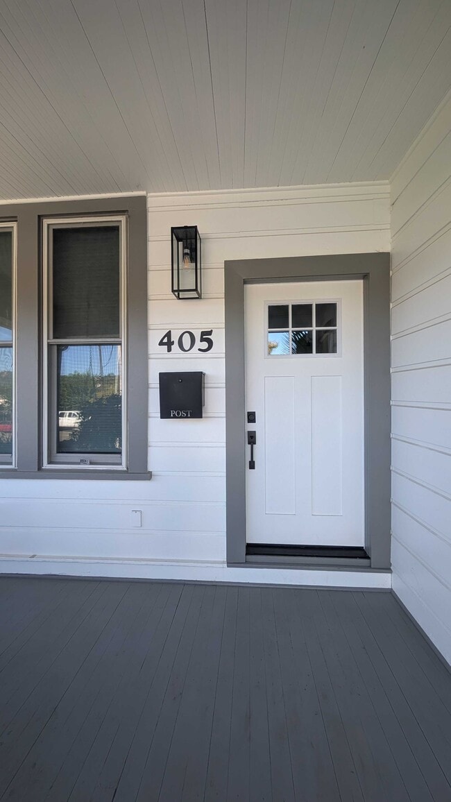 Building Photo - 405 N Cloverdale Blvd