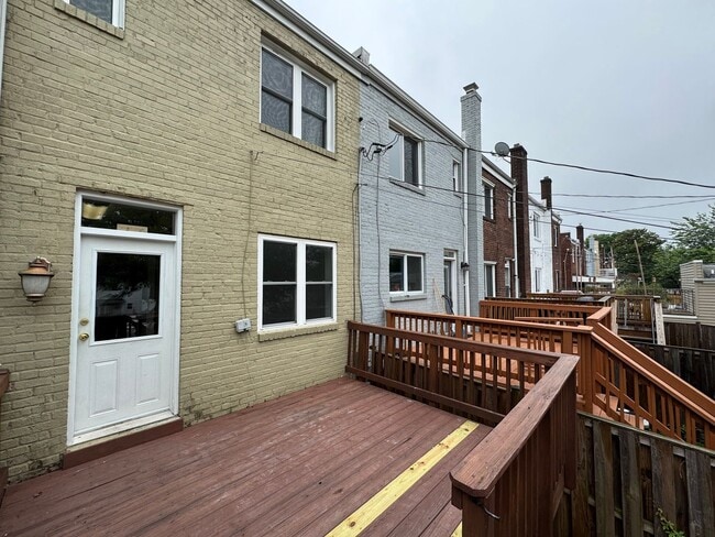 Building Photo - Charming 2 Bed 1 Bath Interior Townhome Wi...