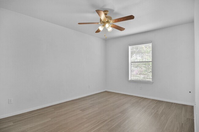 Building Photo - Beautiful Gated Townhome Great Location
