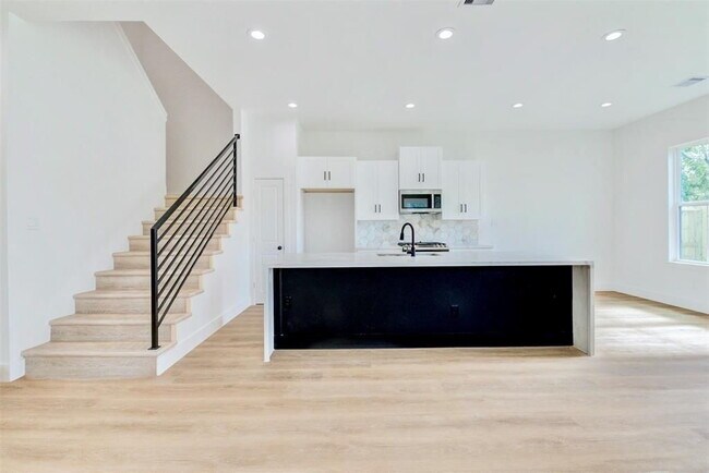 Building Photo - "Charming 3-Bed Oasis with 2.5 Baths & 1,707 Sq Ft in Houston's Heart!"