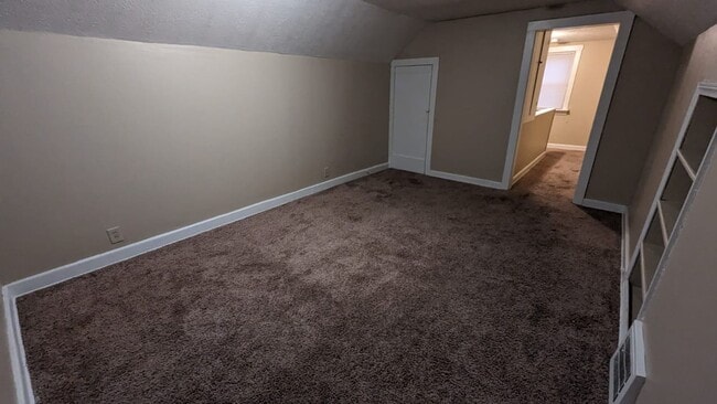 Building Photo - 3 Bedroom 1.5 Bathroom