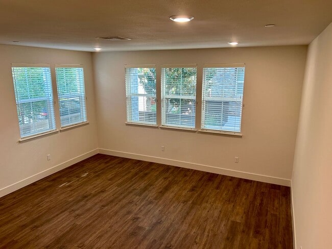 Building Photo - Centrally Located Santa Clara Townhouse