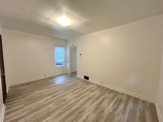 Building Photo - Cottage Style 1 Bed Home with a Large Yard & Storage Shed for Rent