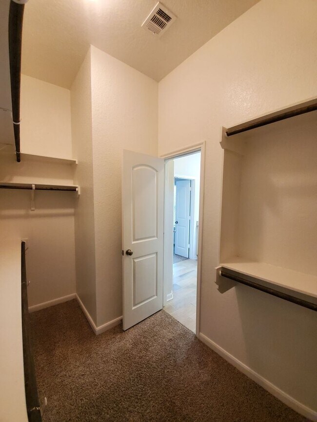 Building Photo - 3/2 Home with Open Floor Plan in Bryan