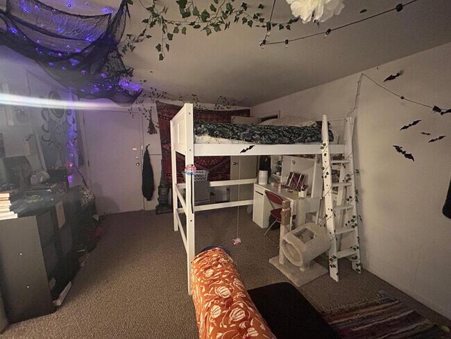 Building Photo - 134 E Johnson St