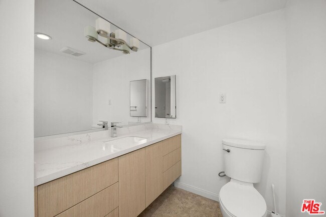 Building Photo - 838 N Doheny Dr