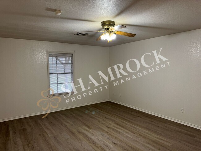 Building Photo - Spacious 3/2 in Lorena