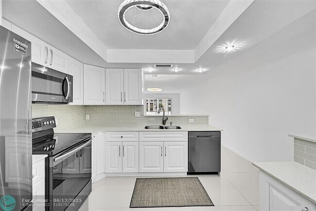 Building Photo - 3005 Portofino Isle