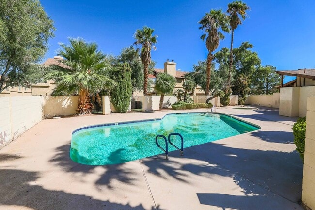 Building Photo - CUTE 2 BEDROOM CONDO!