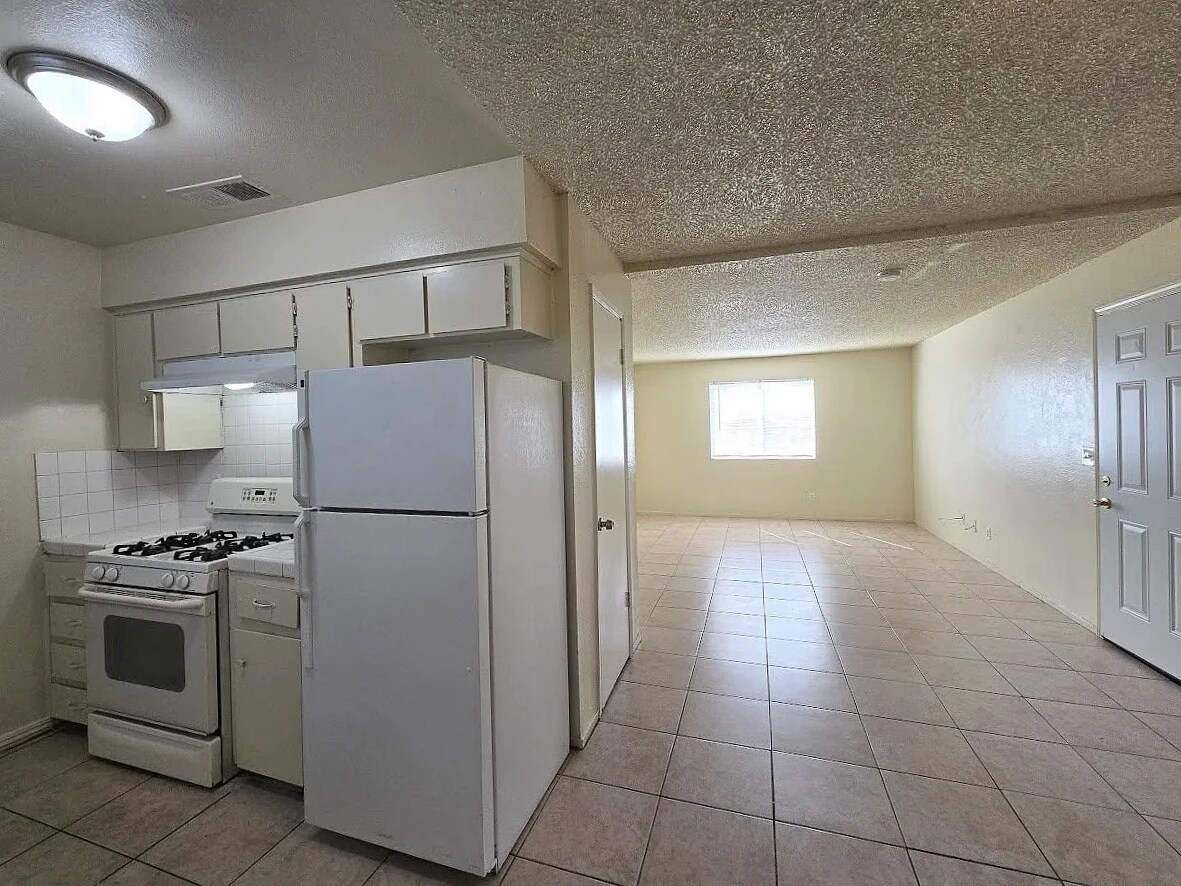 Building Photo - 2553 S Holloway Ave