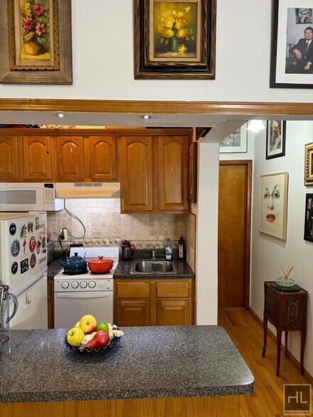 Building Photo - W 56th St