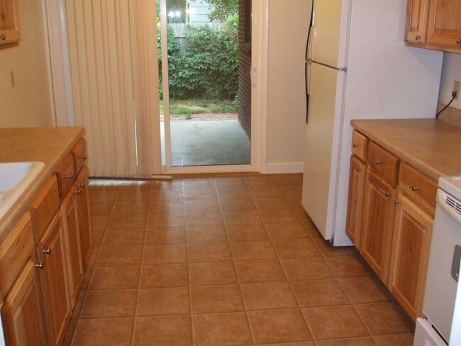 Building Photo - Amazing 3 Bed, 2 Bath Spacious Home with a...