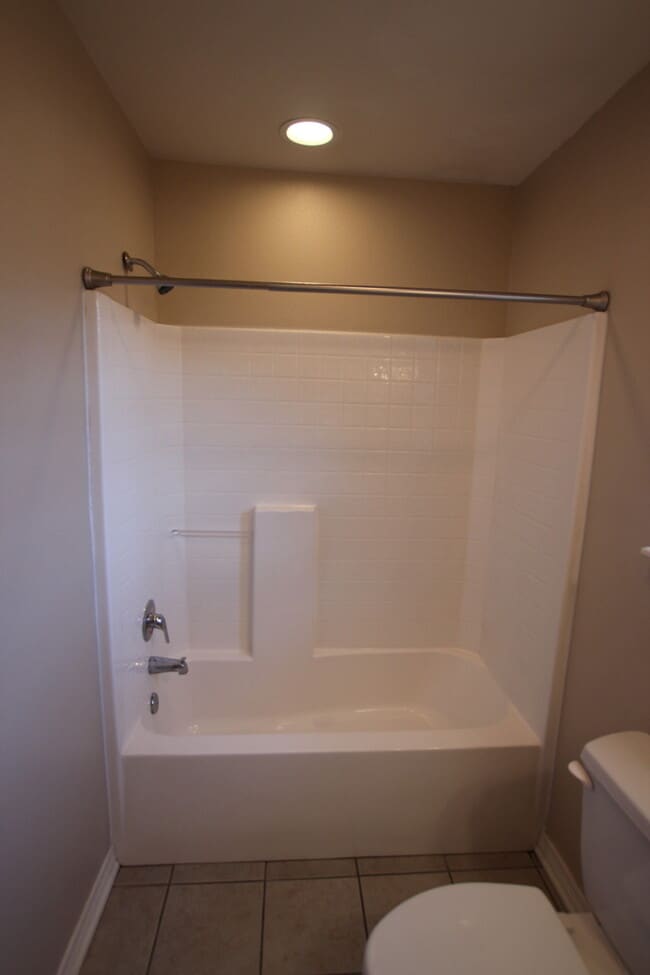 Building Photo - Stunning 3 Bedroom in Vineyard Estates Com...