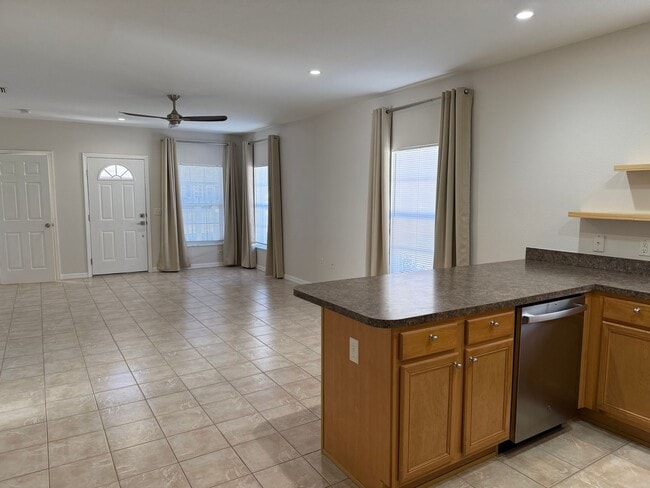 Building Photo - Awesome location and close to a park!