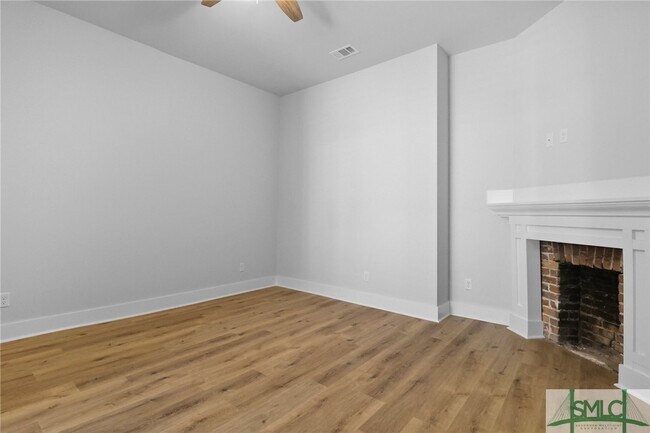 Building Photo - 826 W Victory Dr