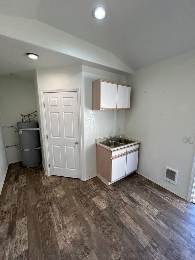 Building Photo - Quaint 3 Bedroom, 1 Bath Home in NW McMinnville