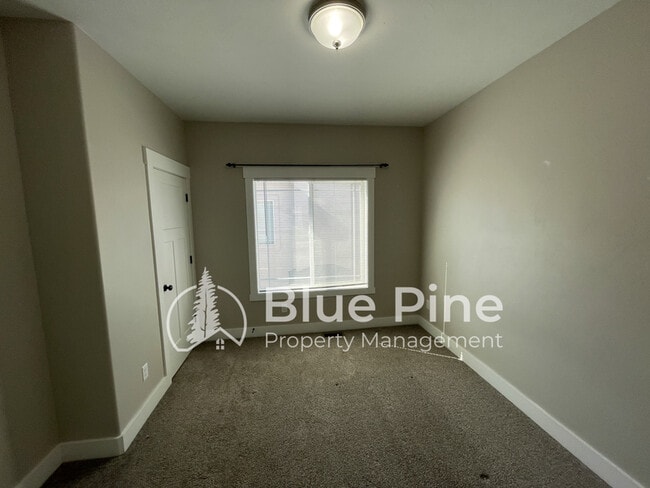 Building Photo - 700 S Saturn Ave